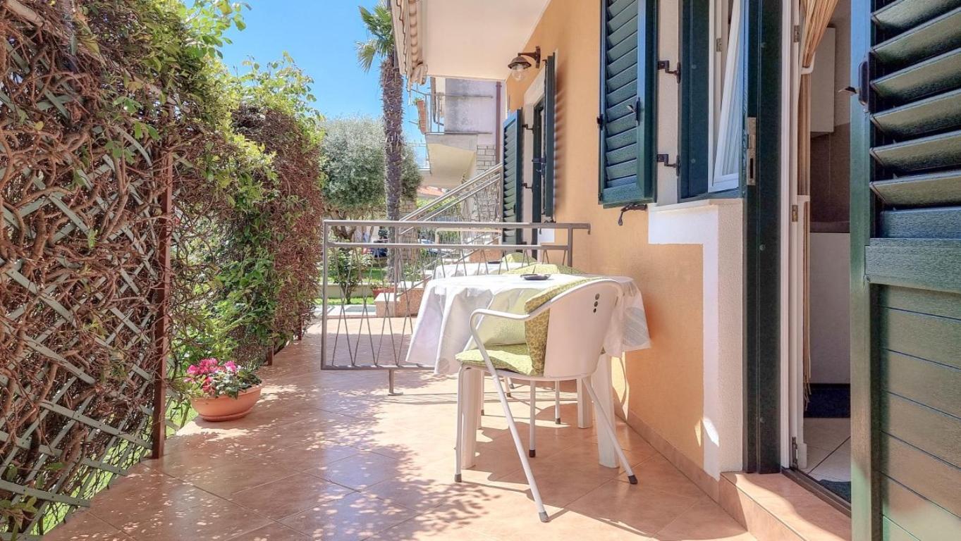 Alma One Apartment Новиград Екстериор снимка